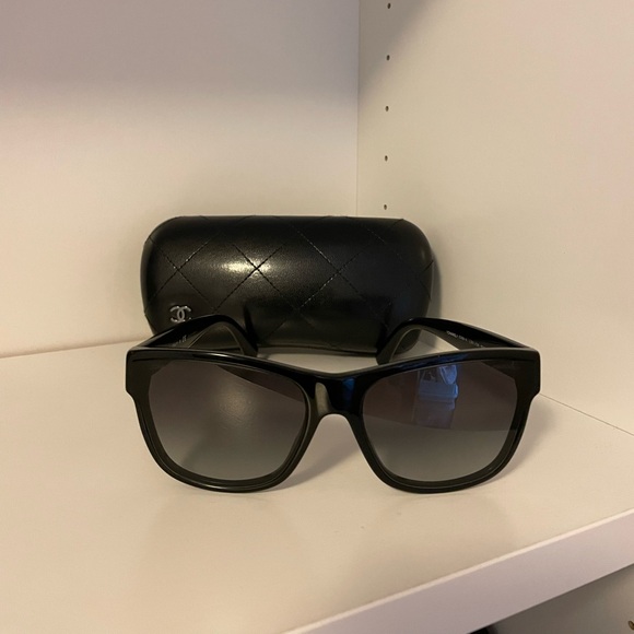 Chanel Black Frame Sunglasses with black CC logo on both side - Picture 4 of 8